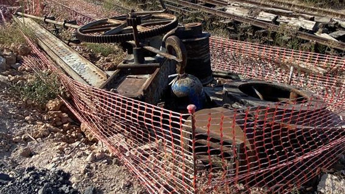 Restos de la grúa dinámica junto a la estación de tren de Cuenca