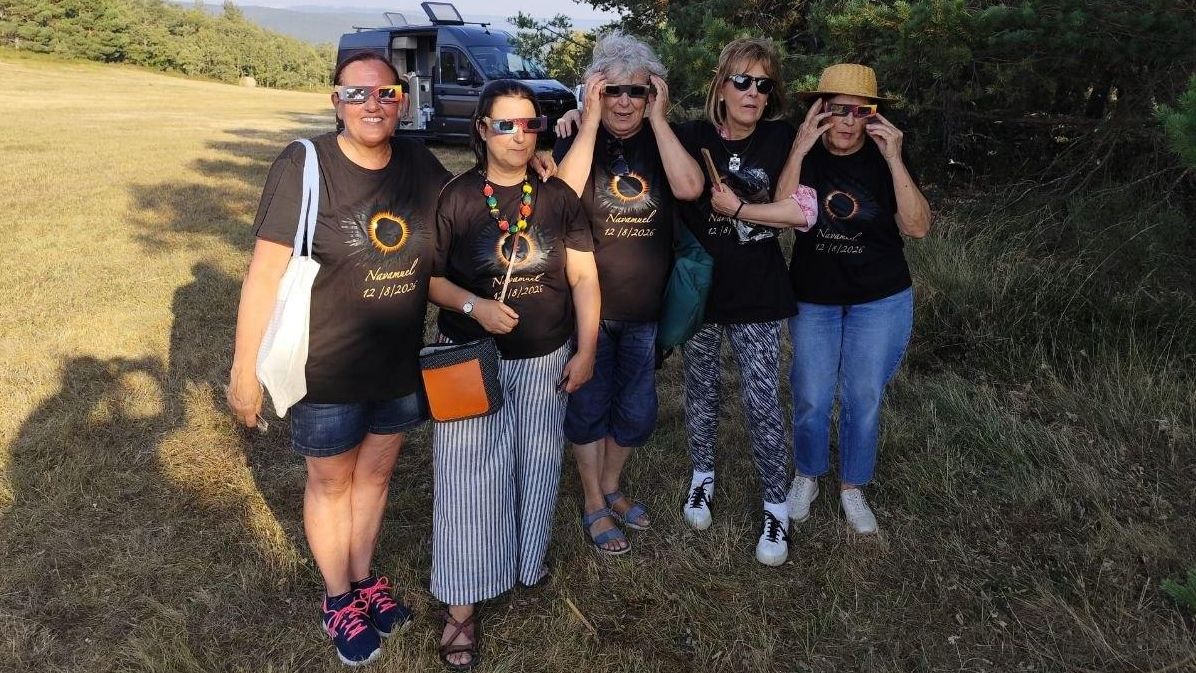 Los vecinos de Navamuel, en Valderredible, se han movilizado para vivir plenamente la experiencia del eclipse y han tenido la suerte de poder contemplar el fenómeno en su totalidad.