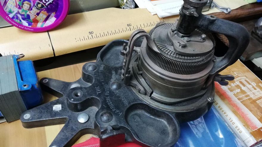 Máquina textil para confeccionar calcetines