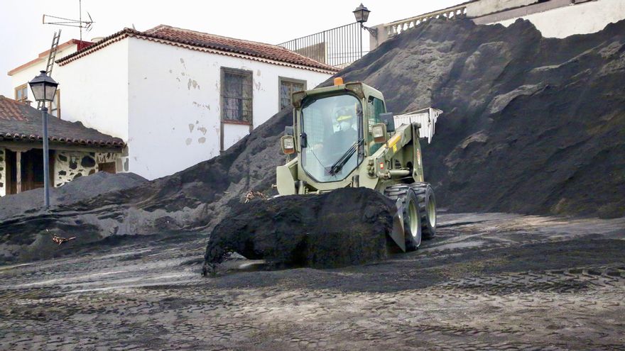 Vehículo militar en la recogida de cenizas en Las Manchas.