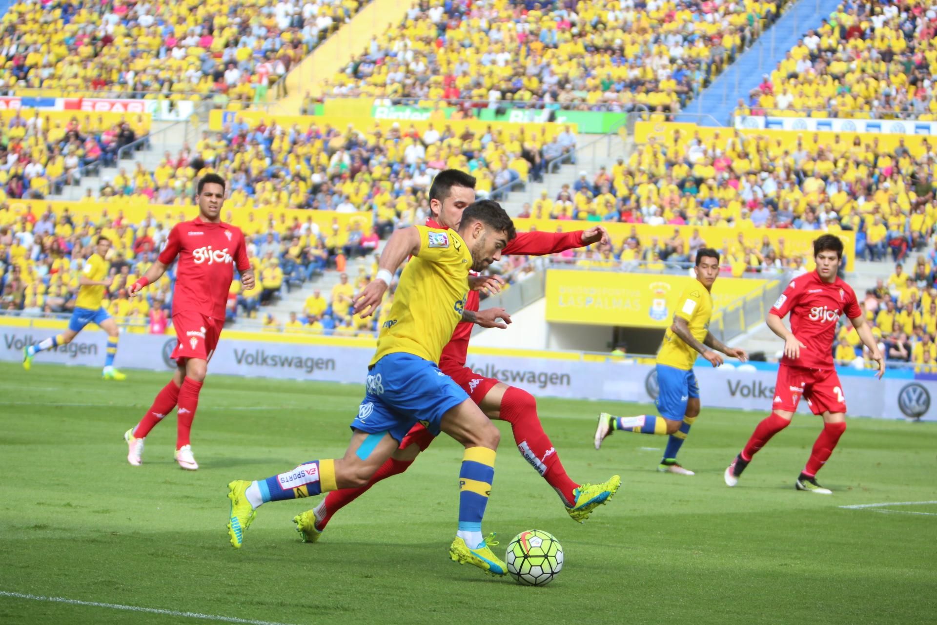Imágenes del encuentro entre la UD Las Palmas y el Sporting de Gijón. (Alejandro Ramos).