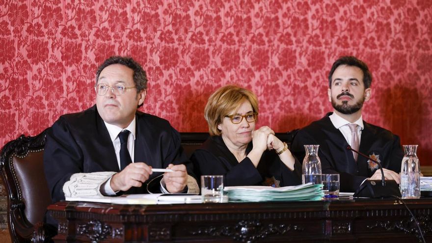 El fiscal general del Estado, Álvaro García Ortiz, junto a sus abogados Consuelo Castro y José Ignacio Ocio, el lunes en el inicio del juicio