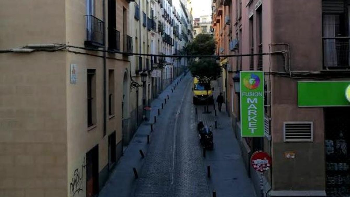 Un hombre sale de fiesta por Lavapiés y abandona durante horas a su hijo de 13 años encerrado en un coche del centro
