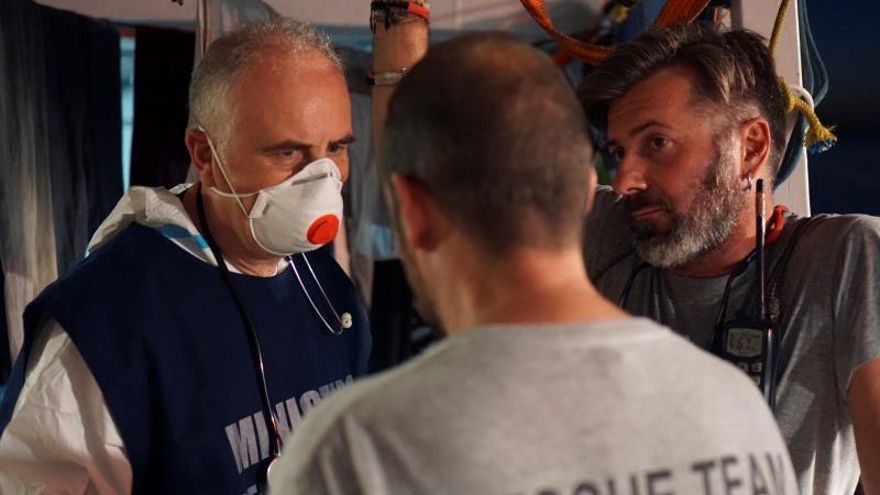 Agentes del ministerio de Salud de Italia este domingo a bordo del buque "Open Arms" tras la inspección médica que realizaron en el buque anclado frente a la costa de Lampedusa (Italia) .