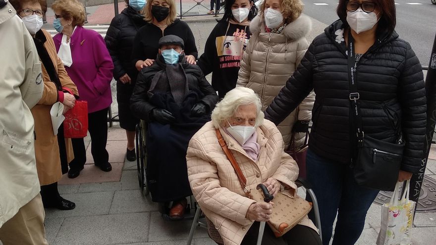 Ancianos esperan sentados su turno para vacunarse.
