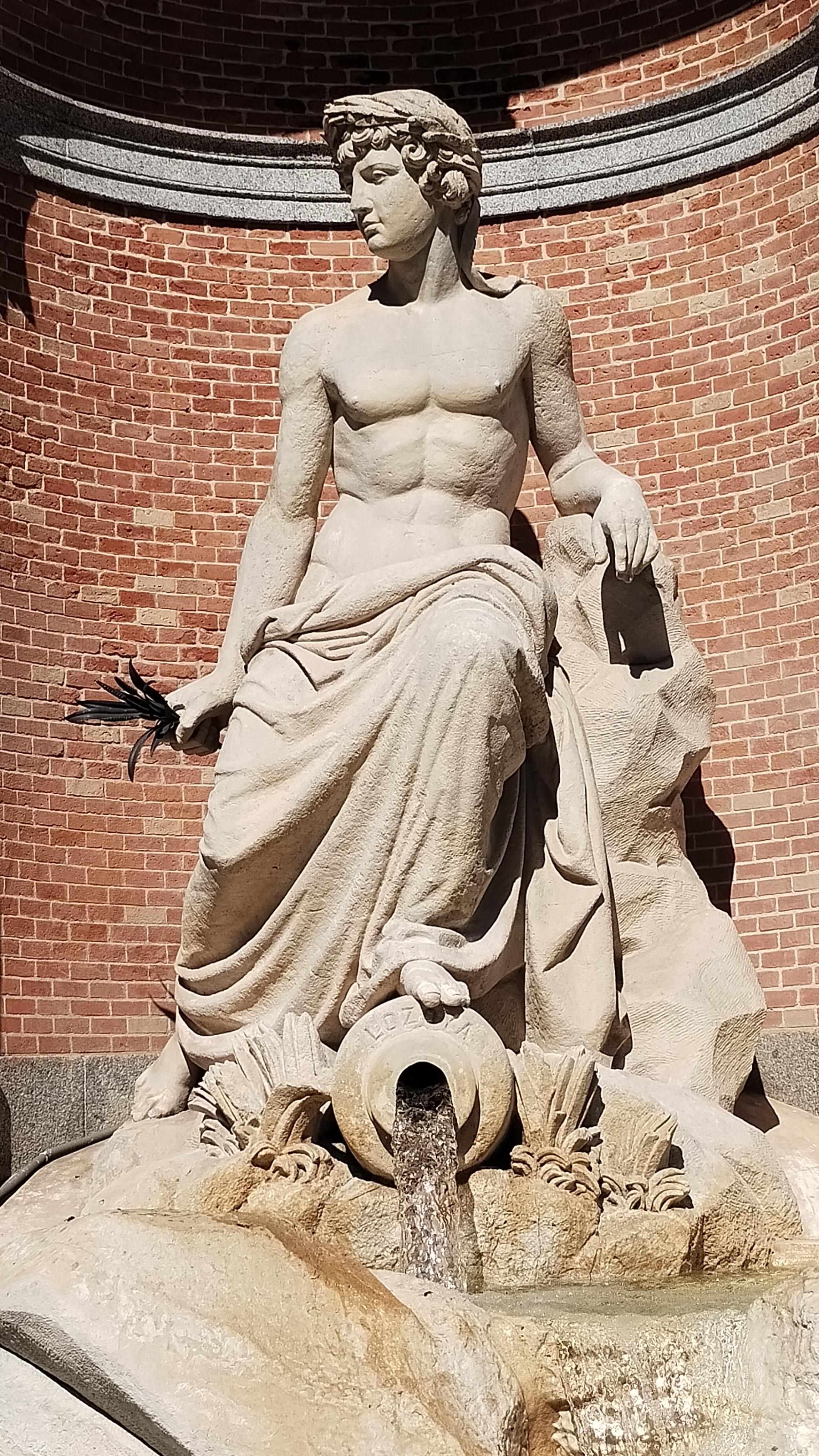 Detalle de la escultura central de la Fuente del Lozoya