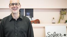 Rafe Offer, co-fundador de Sofar Sound, en el concierto de Sevilla.
