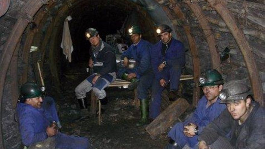 César Sánchez / ICAL Los seis mineros encerrados en el pozo Malabá de Torre del Bierzo, entre ellos Jaime Mayo (2I), durante su encierro en 2005