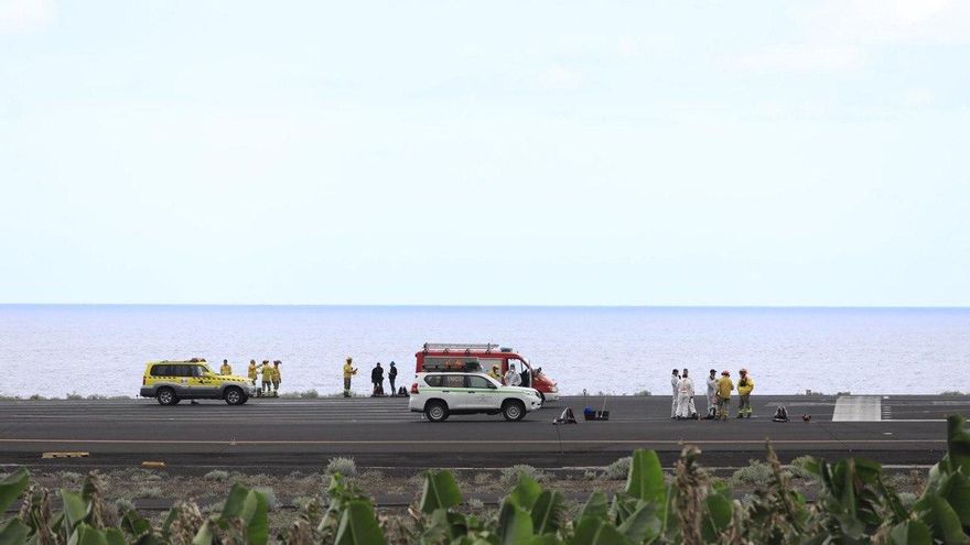 Limpieza de las cenizas en el aeropuerto de La Palma. / FOTO: José Bringas