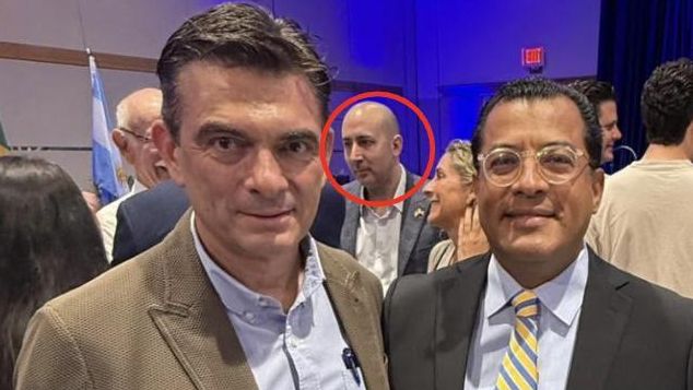 Cerimedo detrás de Rodrigo Paz, en un evento del centro Adam Smith de la FIU en marzo pasado.