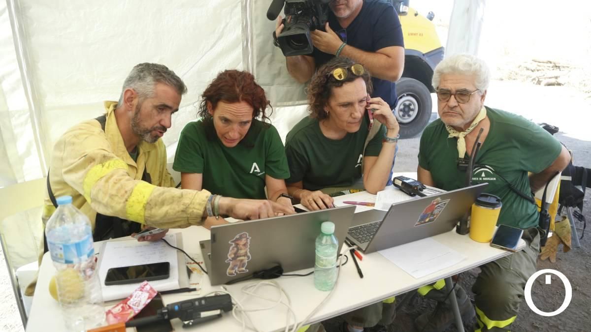 El Puesto de Mando Avanzado contra el incendio de Córdoba, en imágenes