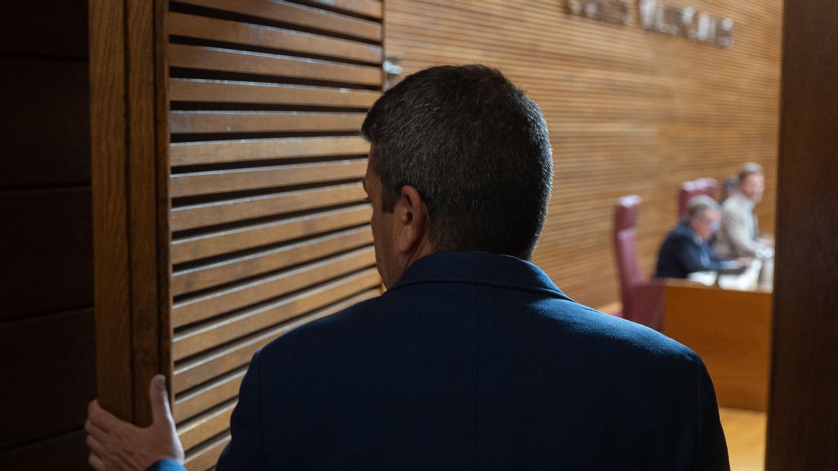 Carlos Mazón entering the chamber of the Valencian parliament.