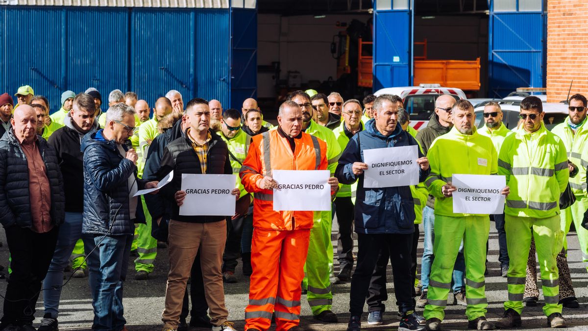 Un centenar de trabajadores guarda un minuto de silencio por el maquinista fallecido el 7 de febrero en Ávila