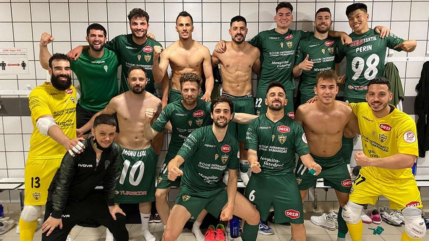 El Córdoba Patrimonio celebra la victoria en el vestuario del Zaragoza