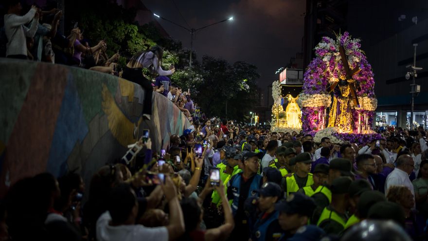 Venezolanos piden salud al Nazareno de San Pablo en su multitudinaria procesión en Caracas