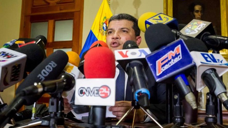 El diputado Luis Parra, que hace dos semanas aseguró haber sido electo como jefe del Parlamento con el apoyo del chavismo, ofrece una rueda de prensa este lunes, en Caracas (Venezuela). Parra anunció este lunes la creación de una "comisión especial" para investigar el destino de los recursos que el opositor Juan Guaidó recibió de la USAID de Estados Unidos como "ayuda humanitaria".