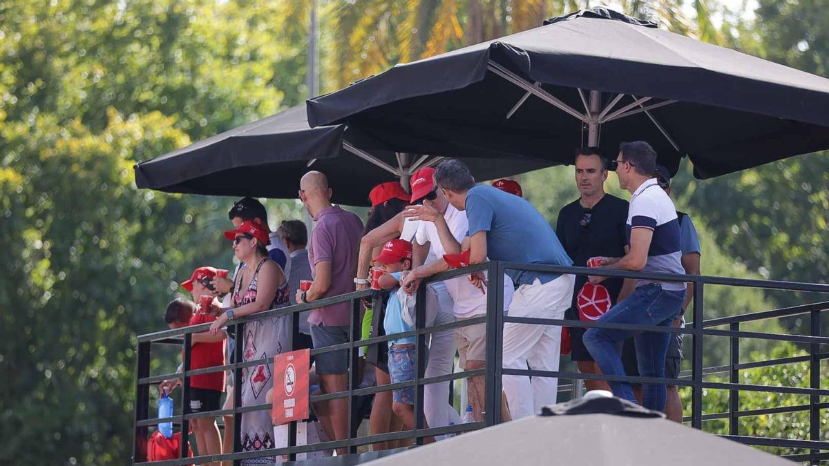 Cordobeses esperando la llegada de la Vuelta ciclista a España