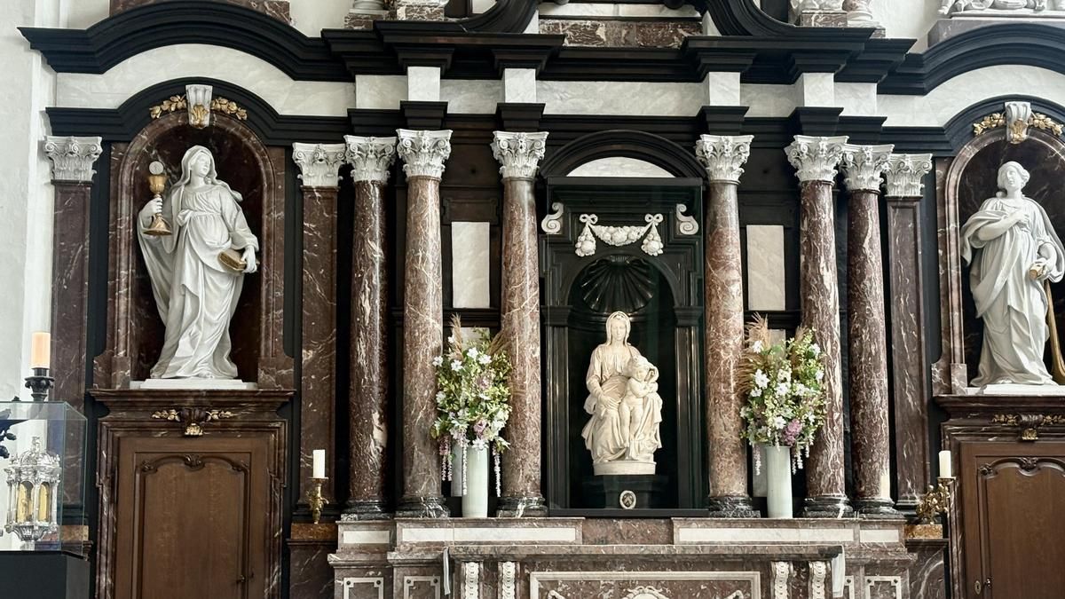 Vista de la 'virgen con el niño' de Miguel Ángel en la iglesia de Nuestra Señora de Brujas.