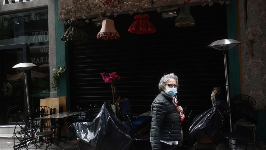 Imagen de archivo de una mujer en una calle de Grecia.
