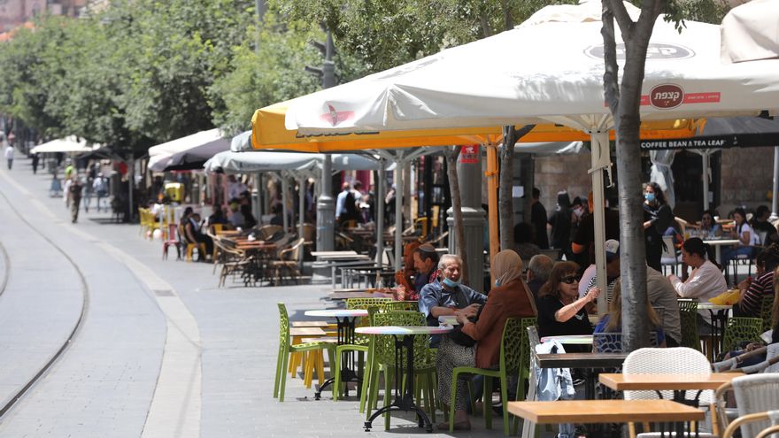 Jerusalem (Israel), 27/05/2020.- People sit in a cafe in EFE/EPA/ABIR SULTAN/Archivo