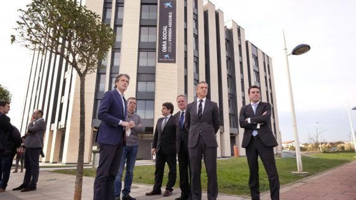Visita del ex alcalde Íñigo de la Serna (PP) al primer bloque de alquiler asequible de la calle Hermanos Calderón.