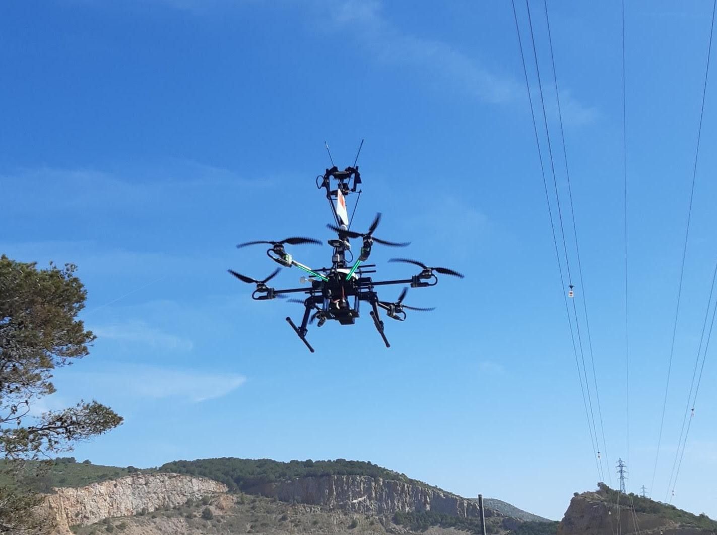 Drones en los trabajos de adecuación de la red para la protección de la avifauna.