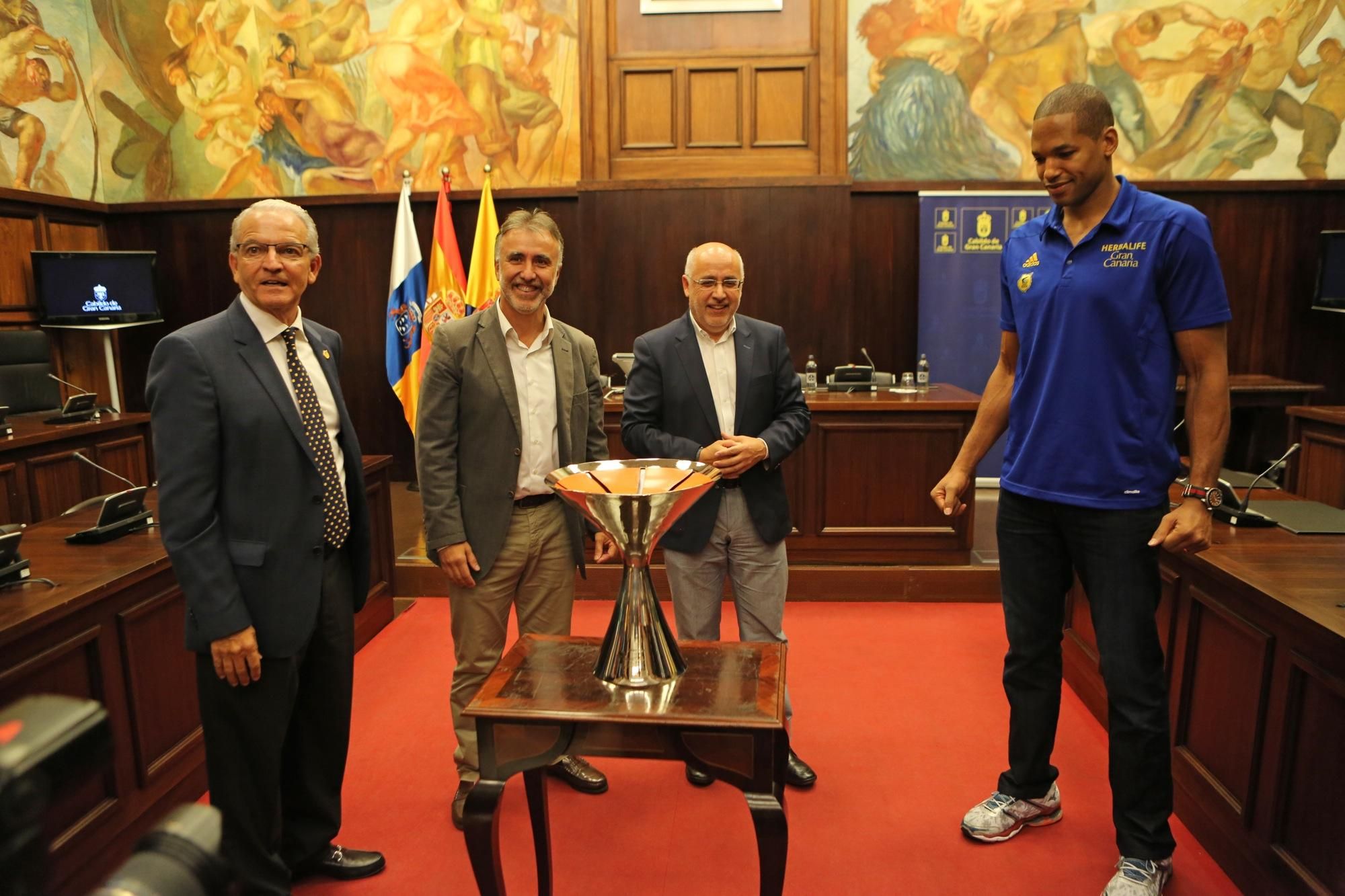 Miguelo Betancor, Ángel Víctor Torres, Anotnio Morales y Eulis Báez con la Supercopa.