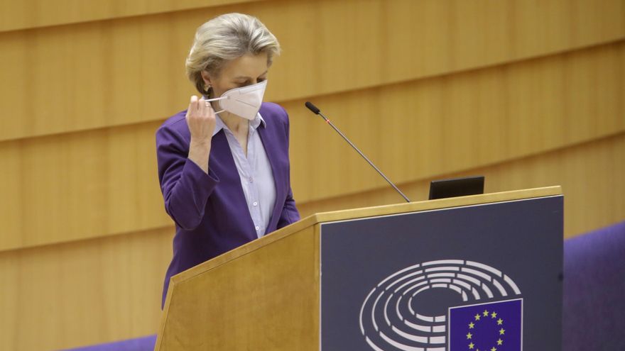 La presidenta de la Comisión Europea (CE), Ursula Von der Leyen,en un debate en el Parlamento Europeo (PE) sobre la estrategia de vacunación en la UE.  EFE/EPA/OLIVIER HOSLET