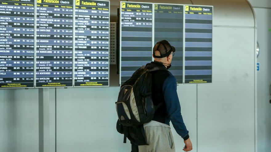 Un hombre camina con una mochila en la terminal T4 del Aeropuerto Adolfo Suárez Madrid-Barajas, en Madrid (España), a 15 de marzo de 2021.
