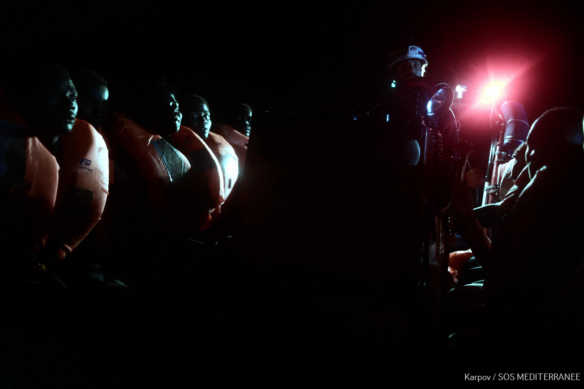Algunas de las personas rescatadas durante la operación de salvamento que tuvo lugar en la madrugada del pasado domingo 10 de junio. La ONG SOS Méditerranée socorrió a 229 personas, mientras que el resto de migrantes fueron rescatados por la Guardia Costera italiana y barcos mercantes, y después los trasladaron al Aquarius. En total, 629 personas permanecen en el buque operado por SOS Mediterranée y MSF después de que Italia y Malta denegaran el desembarco de la nave en sus puertos. Foto: Karpov / SOS MEDITERRANEE