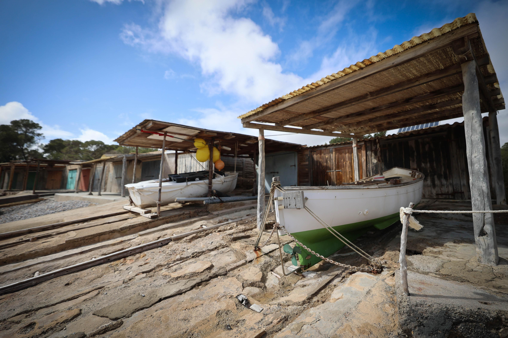 Las construcciones cuentan con raíles de madera para varar los llaüts o botes