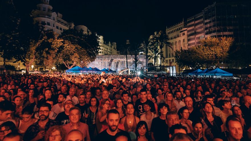 Miles de personas abarrotaron la plaza del Ayuntamiento de València para presenciar el concierto 'Un país para escucharlo'.