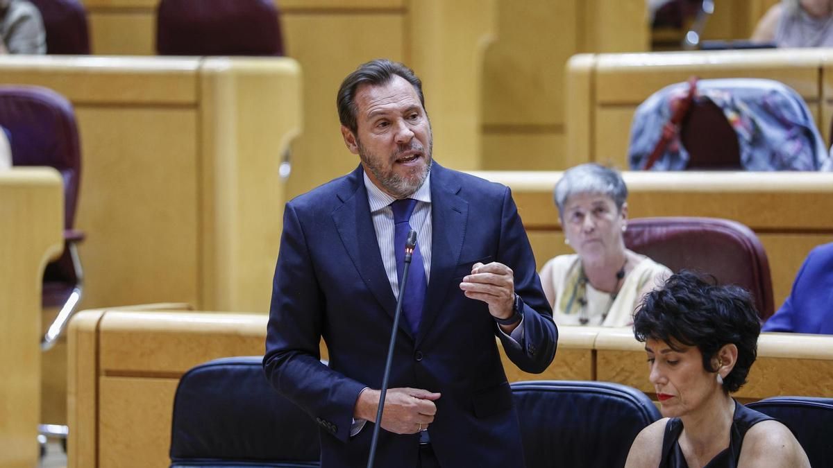 El ministro de Transportes, Óscar Puente, junto a la titular de Inclusión y portavoz del Gobierno, Elma Saiz, este martes en el Senado.