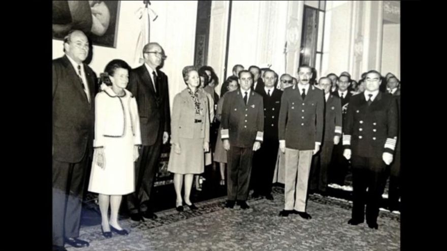 El entonces embajador de EEUU, Robert C. Hill (extremo izquierdo), en un acto junto a Jorge Rafael Videla y Emilio Eduardo Massera en 1976
