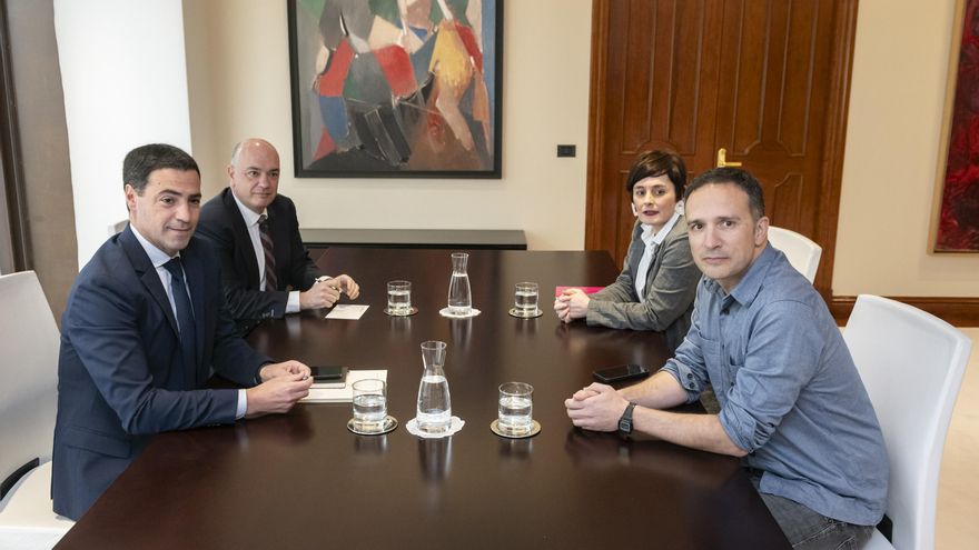 ELA y LAB exigen a Pradales que no acepte el "veto" de Confebask al SMI vasco: "No hemos escuchado lo que nos gustaría"
