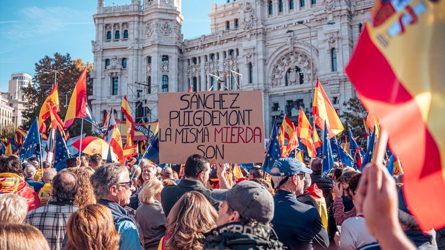 Cientos de personas durante una manifestación contra la amnistía, en Cibeles, a 18 de noviembre de 2023, en Madrid (España).