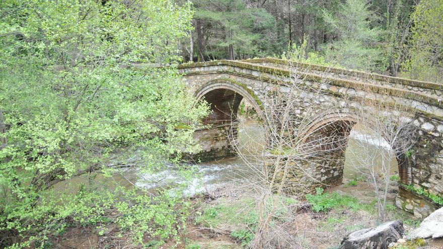 Puente serrano. En esta parte de la Sierra de Sevilla hay multitud de cauces que desaguan en el Guadalquivir.