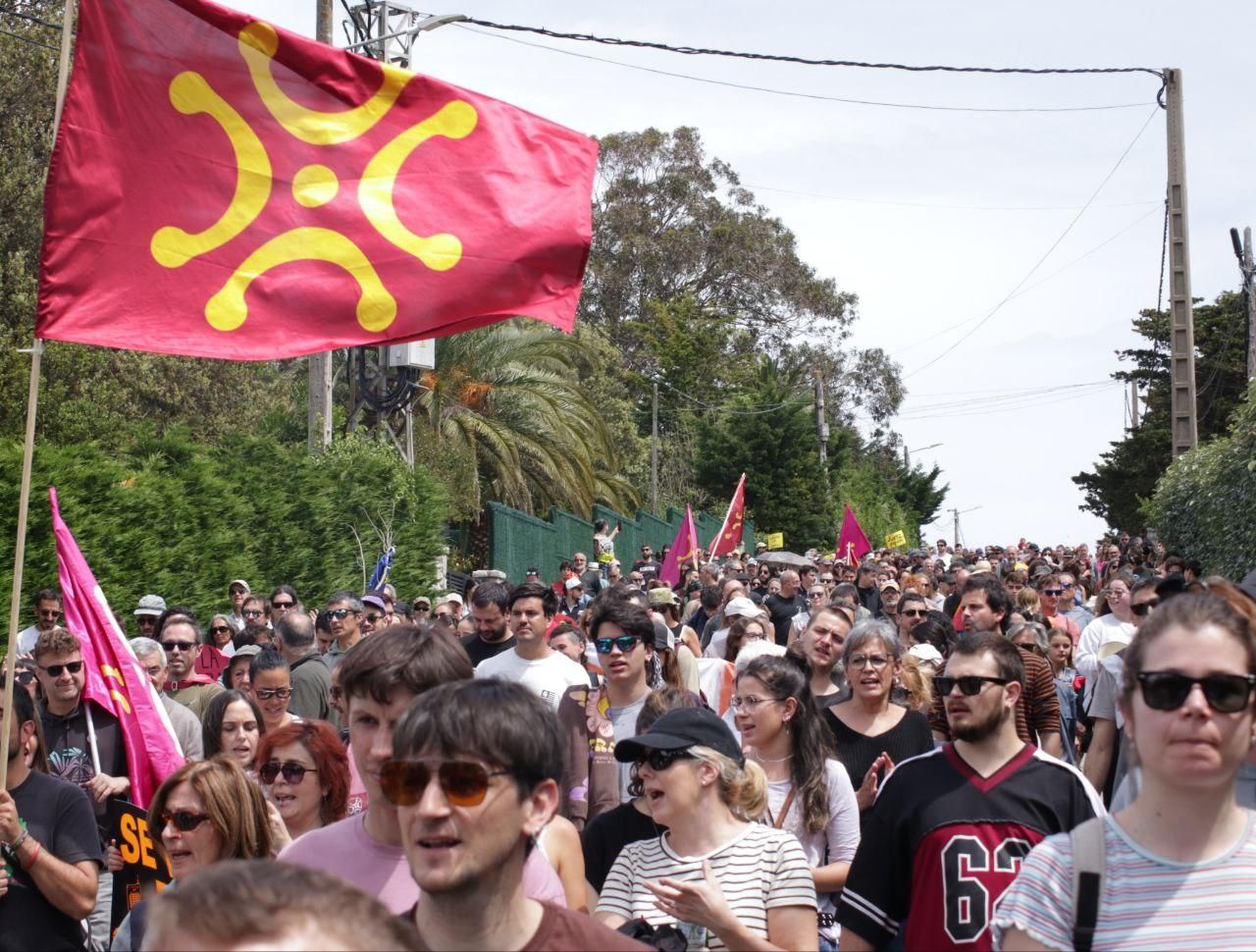 Banderas del labaro cántabro durante la manifestación.