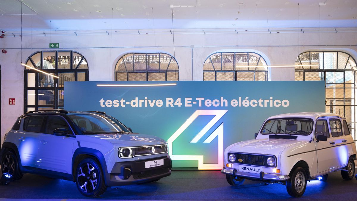 El R4 clásico y el nuevo eléctrico, frente a frente.