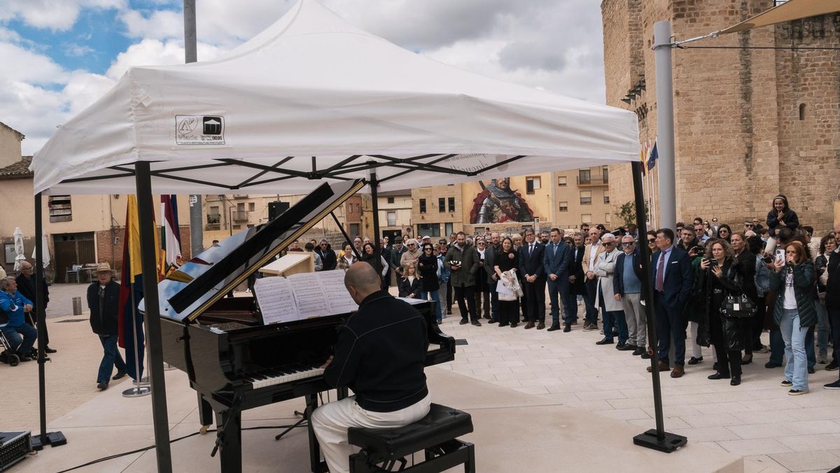 Agoncillo estrena su renovada Plaza del Castillo con fuente interactiva lúdica
