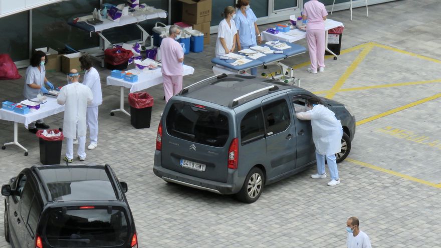 Personal sanitario del Hospital de Eibar realiza test PCR a conductores de vehículos en el parking del centro, en Eibar