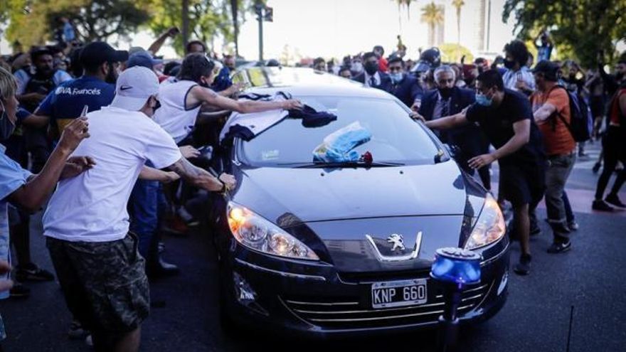 Maradona ya descansa en paz tras una multitudinaria despedida