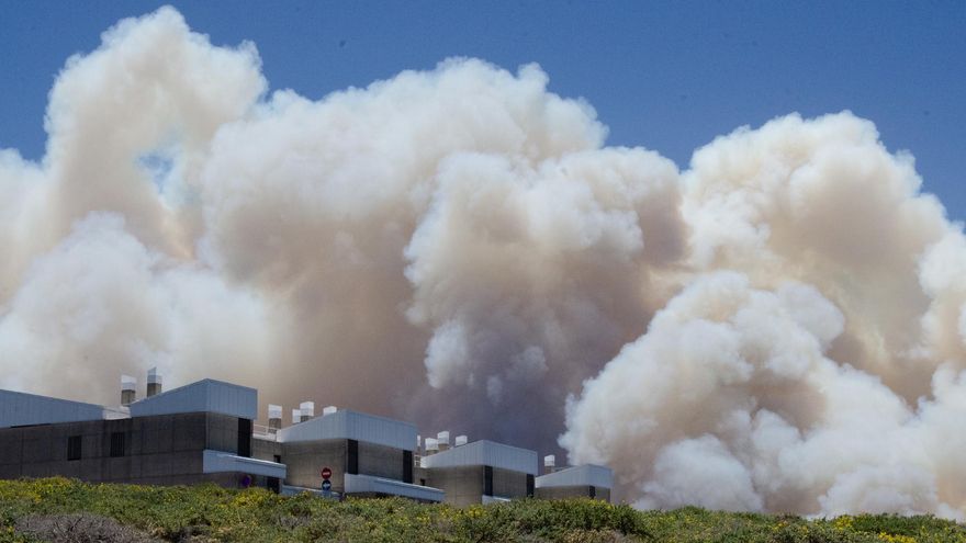 Edificios del Observatorio, cercados por las llamas en La Palma