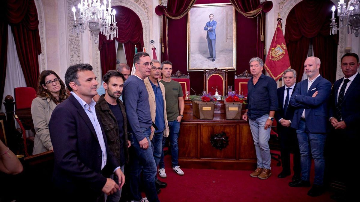 El Ayuntamiento del PP en Cádiz homenajea a dos represaliados del franquismo en la entrega de sus restos a la familia