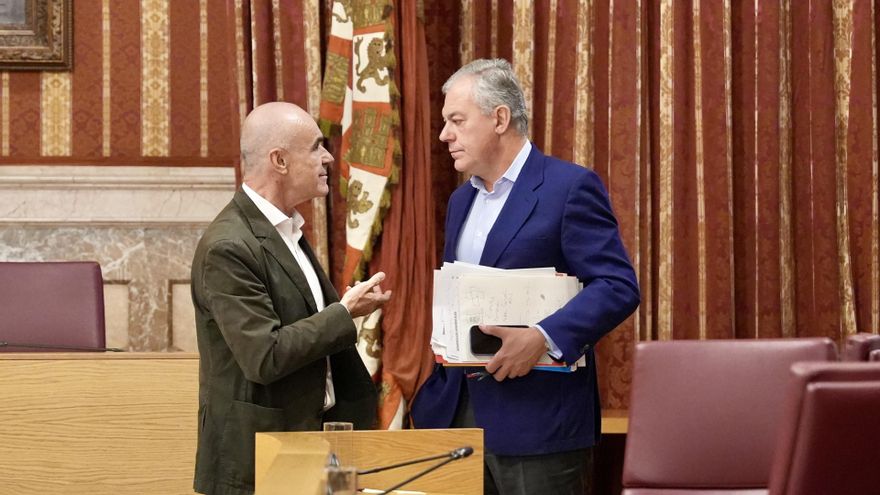 Archivo - El alcalde de Sevilla, José Luis Sanz (d) y el portavoz del grupo socialista, Antonio Muñoz (i) en el Pleno del Ayuntamiento.