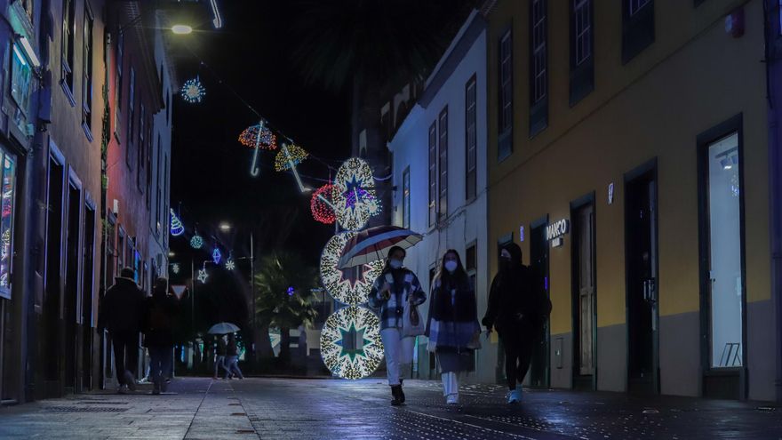 Varias personas pasean por las calles alumbradas de La Laguna