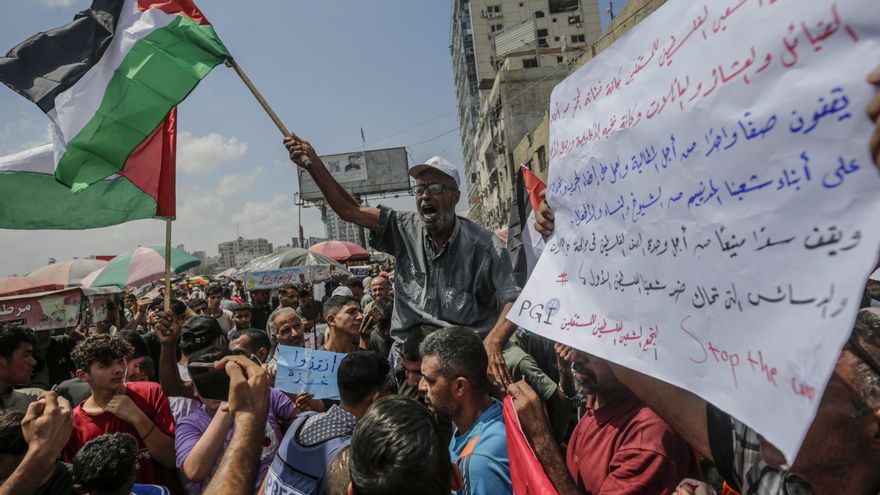 Fotografía de archivo que muestra palestinos protestando contra la actual guerra entre Israel y Hamás y el bloqueo israelí de la Franja de Gaza en la ciudad de Gaza. EFE/EPA/MOHAMMED SABER/ARCHIVO