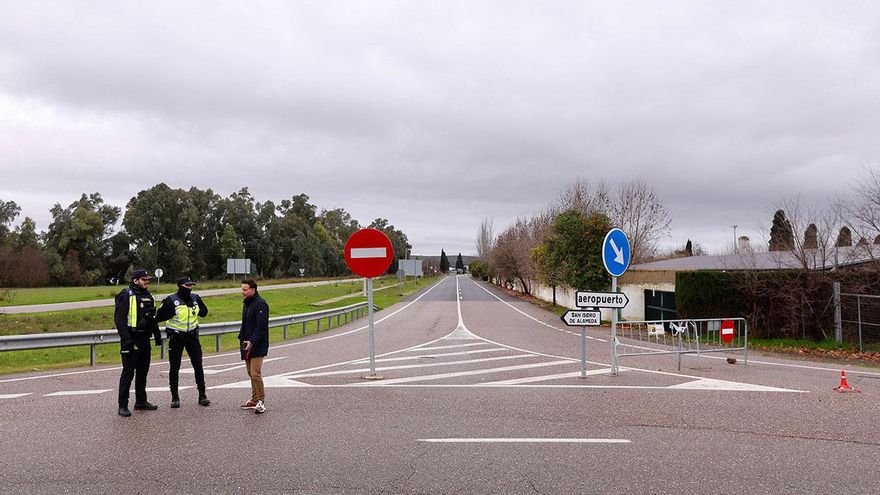 Acceso cortados en el acceso a las parcelas del Aeropuerto