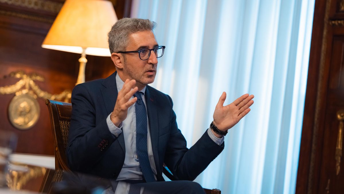 El ministro Arcadi España, en un momento de la entrevista.