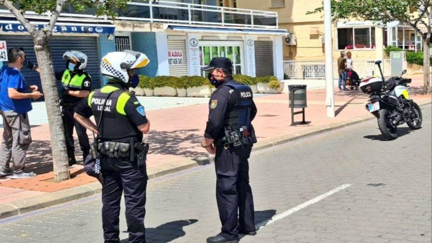 Efectivos de Policía Local y autonómica durante el dispositivo de vigilancia de este fin de semana.